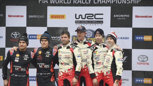 <p>Siegerpodium in Schweden mit (v.l.) den Mannschaften Järveoja-Tänak (2.), Martin-Evans (1.) und Rovanpera-Halttunen (3.).<br />
Foto: belga</p>