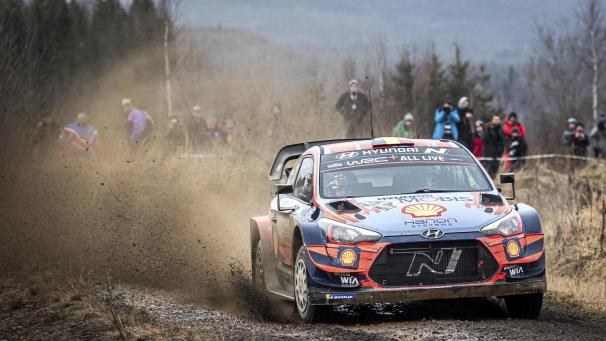 <p>Auch die abschließende Power Stage bei der Winter-Rallye in Schweden musste auf Schotter über die Bühne gehen, hier das belgische Team Neuville-Gilsoul.</p>