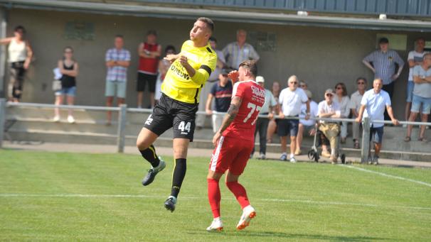 <p>Unter der Woche den Vertrag verlängert und gegen Aywaille sein erstes Saisontor erzielt: Anthony Niro (links) brachte Raeren-Eynatten mit 2:1 in Front.</p>