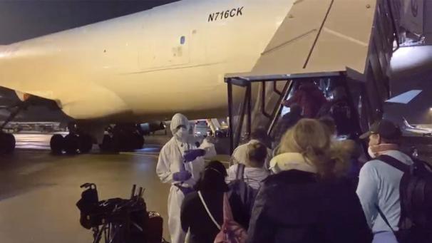 <p>Dieses Videostandbild zeigt US-Passagiere, die das unter Quarantäne stehende Kreuzfahrtschiff „Diamond Princess“ verlassen haben und nun am Flughafen Haneda in ein Flugzeug der Kalitta Air steigen.</p>
