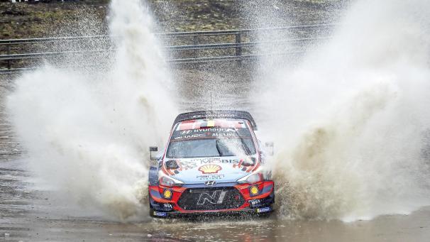 <p>Schlamm und Wasser statt Schnee bei der Schweden-Rallye 2020.</p>