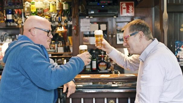 <p>„Auf Ostbelgien“: Moderator Marnix Peeters hat für die Sendung „Iedereen beroemd“ viele Ostbelgier getroffen, so z.B. den Eupener Alain Brock beim Frühschoppen.</p>