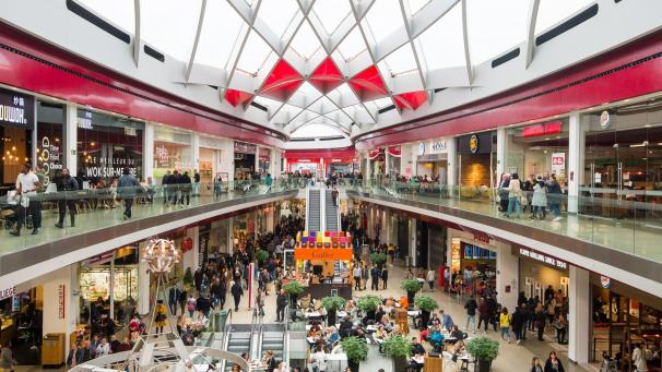<p>Das Einkaufszentrum Médiacité in Lüttich beherbergt unter anderem die Geschäfte Primark, Zara und Media Markt – seit Kurzem aber auch ein Lokal der belgischen Armee.</p>