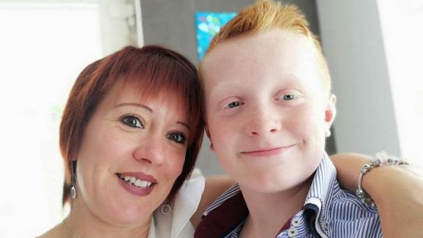 <p>Kämpfen gemeinsam gegen Mobbing: Mathéo Pauwels und seine Mutter Jessy Soete.</p>