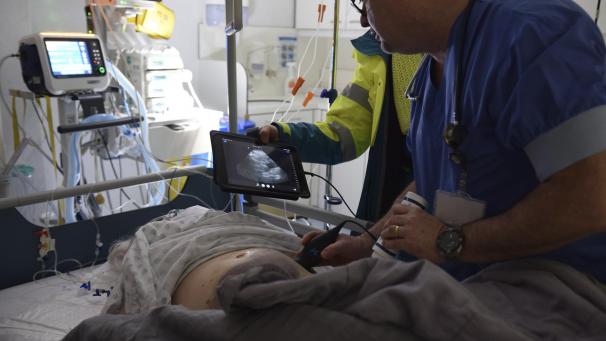 <p>Notarzt Dr. Vincent Czajkowski untersucht eine Patientin mit dem neuen, mobilen Ulraschallgerät.</p>