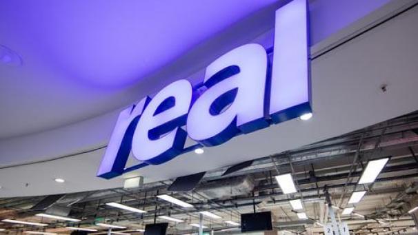 <p>Blick in einen Real-Markt. Der Handelskonzern Metro hat nach monatelangem Tauziehen endlich den Verkauf seiner angeschlagenen Supermarktkette Real unter Dach und Fach gebracht.</p>