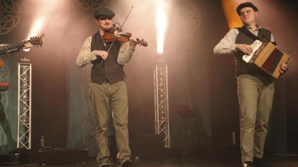 <p>Celtic Rythms ist nicht nur Tanzshow, es ist auch Konzert. Neben Gassenhauern gibt es auch eher unbekannte Lieder, die von Liebe, Leid, wirtschaftlicher Not und den Auswanderungswellen nach Amerika erzählen.</p>
