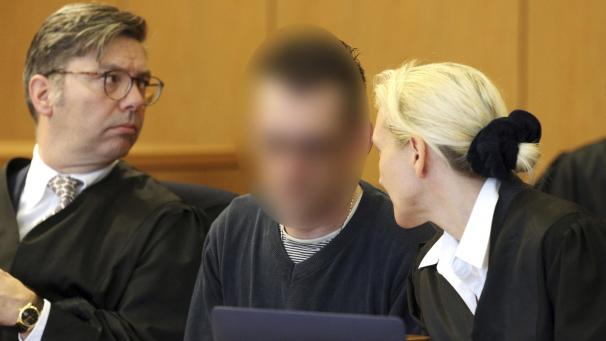 <p>Der Hauptangeklagte sitzt im Landgericht zwischen seinen Anwälten Peter Schäfer (links) und Tanja Tomasso.</p>