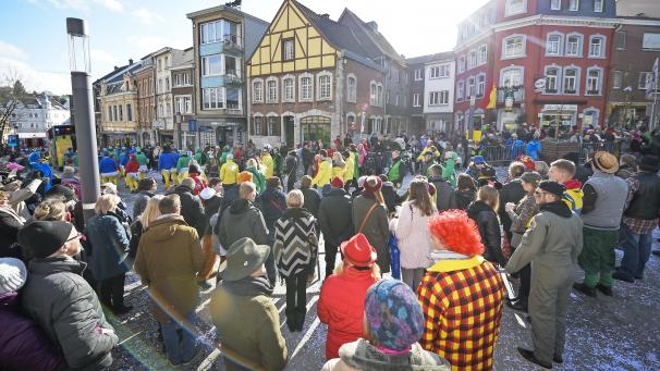 <p>Am Montag darf der gemeine Jeck auch überlegen, die Sonnenbrille einzupacken. Zwischen fünf und sechs Sonnenstunden gibt es in der Region. Dazu bleibt es trocken, und es wird ungewöhnlich mild.</p>