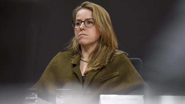 <p>Gemeinschaftsministerin Isabelle Weykmans bei der letzten Plenarsitzung am Montagabend im Parlament der DG. Um mögliche Alternativen zu nutzen, damit öffentliche Sitzungen im PDG auch außerhalb von Internet-Streaming-Angeboten ausgestrahlt werden könnten, müsse das Mediendekret geändert werden, erklärte sie auf Nachfrage von Gregor Freches.</p>