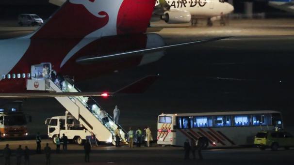<p>Die Passagiere des unter Quarantäne stehenden Kreuzfahrtschiffs „Diamond Princess“ gehen an Bord eines Flugzeugs.</p>