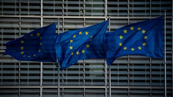 <p>Europaflaggen wehen vor dem Sitz der Europäischen Kommission in Brüssel.</p>