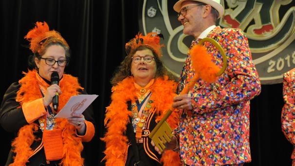 <p>Silke Bormann (l.) und Sylvia Lorenz (Mitte) nehmen den Schlüssel von Bürgermeister Erwin Güsting (Mit Uns) entgegen.</p>