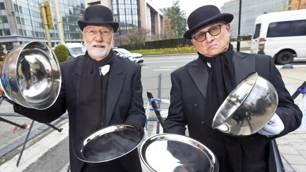 <p>Dann bleibt der Teller leer: Landwirtschaftsverbände protestierten am Donnerstag in Brüssel gegen Kürzungen für den Agrarsektor.</p>