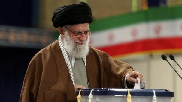 <p>Der Oberste Führer des Iran, Ajatollah Ali Chamenei, wirft seinen Stimmzettel bei den Parlamentswahlen in die Wahlurne.</p>