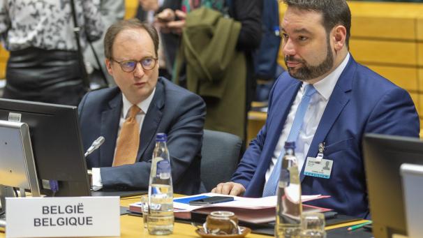 <p>DG-Bildungsminister Harald Mollers (rechts) beim Ministerrat in Brüssel</p>
