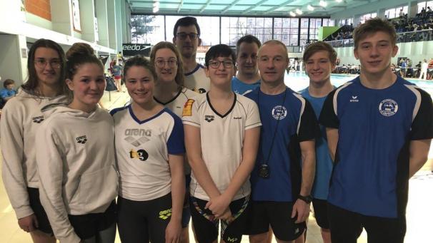 <p>Ostbelgische Schwimmer und Trainer bei der Walloniemeisterschaft</p>