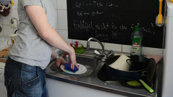 <p>Ein längerer Elternurlaub könnte dazu führen, dass die Aufgaben im Haushalt besser verteilt werden. Zu diesem Schluss kommt der IWF.</p>