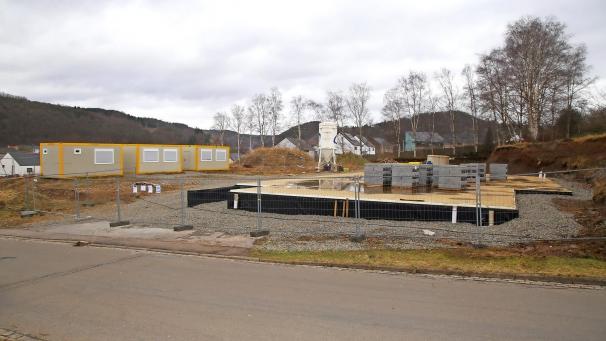 <p>Auf dem ehemaligen Molkereigelände in Malmedy haben nach jahrelanger Verzögerung die Bauarbeiten für eine neue Moschee begonnen. Bauherr ist die Vereinigung türkischer Arbeiter.</p>