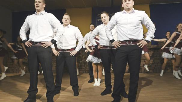 <p>Fünf Männer gehören dazu. Sie brauchen Kraft und Kondition.</p>