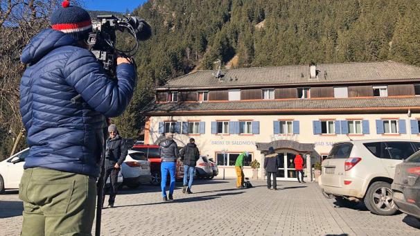 <p>Das Hotel, das die russischen Biathleten beherbergt, interessiert die Medien. Der russische Sprint-Weltmeister Loginow wurde am Rande der Biathlon-Weltmeisterschaften in Antholz von der italienischen Polizei verhört.</p>