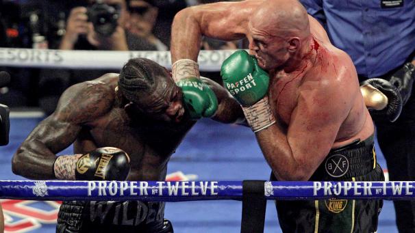 <p>Tyson Fury (r.) landet einen Treffer gegen Deontay Wilder.</p>