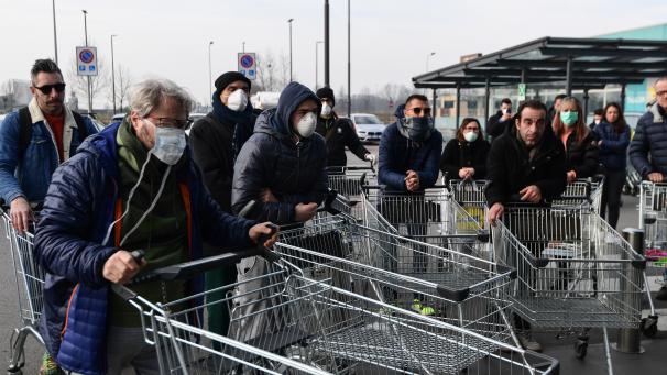 <p>Die Zahl der Infizierten war in Italien über das Wochenende überraschend stark angestiegen. Drastische Maßnahmen wurden ergriffen.</p>