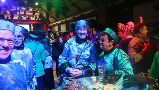 <p>Herrn Sturm und Frau Regen wurden aus der Patronage ausgesperrt.</p>