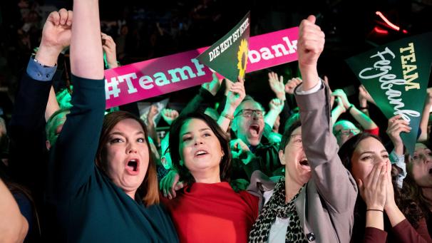 <p>Katharina Fegebank (Bündnis 90/Die Grünen), Zweite Bürgermeisterin der Freien und Hansestadt Hamburg und Annalena Baerbock, Bundesvorsitzende von Bündnis 90/Die Grünen, jubeln nach der der ersten Prognose auf der Wahlparty ihrer Partei.</p>