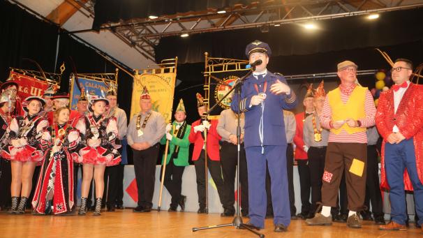 <p>Dem Wetter fiel der Traditionszug zum Opfer, aber die Kelmiser ließen sich nicht vom Feiern abhalten. In Kapitäns-Uniform: Bürgermeister Luc Frank.</p>