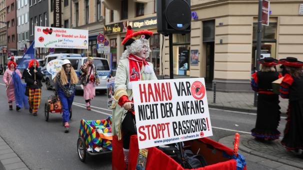 <p>Der Rechtsextremismus und der mutmaßlich rassistisch motivierte Anschlag von Hanau bestimmen auch die Motive der Züge, wie hier in Köln.</p>