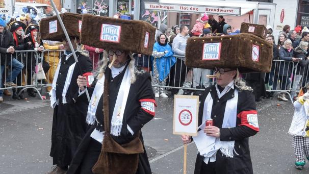 <p>Wie andere Narrenfeste der Region geht auch der Umzug in der Karnevalshochburg Aalst auf die Tradition zurück, mit Karikatur und Satire politische Kritik zu üben. Doch das Argument überzeugt längst nicht alle.</p>