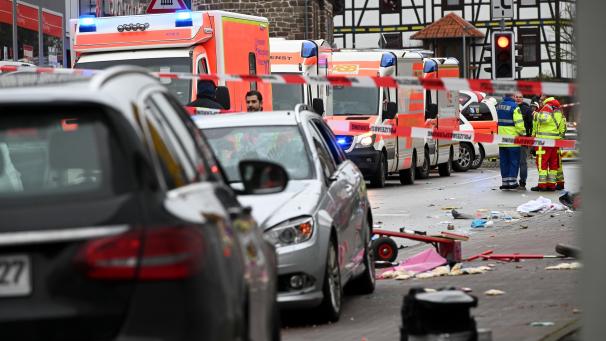 <p>Die Unfallstelle in Volkmarsen mit dem Auto, das in einen Karnevalsumzug gerast sein soll.</p>