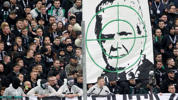 <p>Der Stein des Anstoßes: ein Banner, das Dietmar in einem Fadenkreuz zeigt.</p>