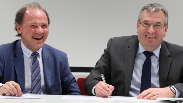 <p>Die damaligen Beschäftigungsminister Philippe Muyters (l.) und Pierre-Yves Jeholet Anfang 2018 bei der Unterzeichnung des Zusammenarbeitsabkommens.</p>