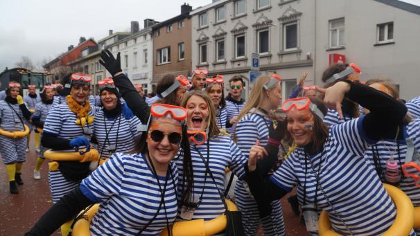 <p>Vor der Linse unseres Mitarbeiters tauchten beim Rosenmontagszug in Kelmis diese drei jecken „Enten“ auf.</p>