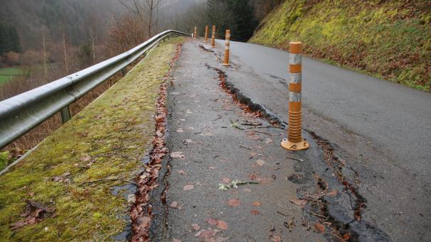 <p>Kurz vor dem Ortseingang von Ouren ist die Gemeindestraße bedrohlich abgesackt. Sie muss dringend stabilisiert werden. Ein Projektautor soll den Bedarf nun analysieren.</p>