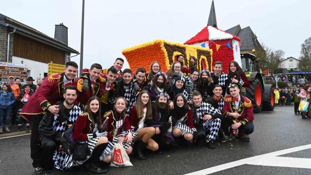<p>Die Thömmer Showsmen auf dem Oudler Rosenmontagszug</p>