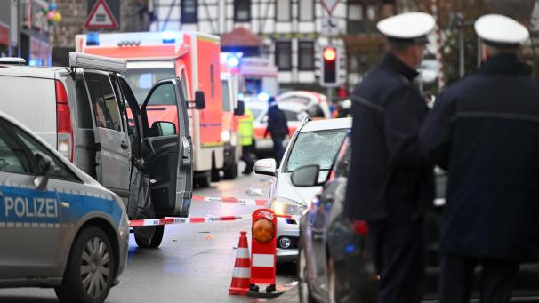 <p>Beim Rosenmontagszug in Volkmarsen ist ein Mann mit einem Mercedes in eine Zuschauermenge gefahren.</p>