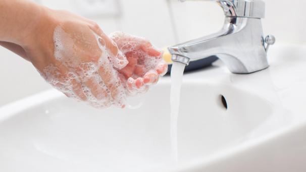 <p>Regelmäßiges und gründliches Händewaschen mit Seife hilft dabei, die Gesundheit zu schützen - vor einer Grippe ebenso wie vor dem Sars-CoV-2-Virus.</p>