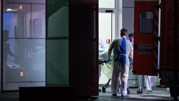 <p>Mitarbeiter aus dem Leber- und Infektionszentrum des Universitätsklinikum in Düsseldorf nehmen den ersten mit dem Coronavirus Infizierten in NRW in Empfang, der gerade von einem Krankenwagen angeliefert worden ist.</p>