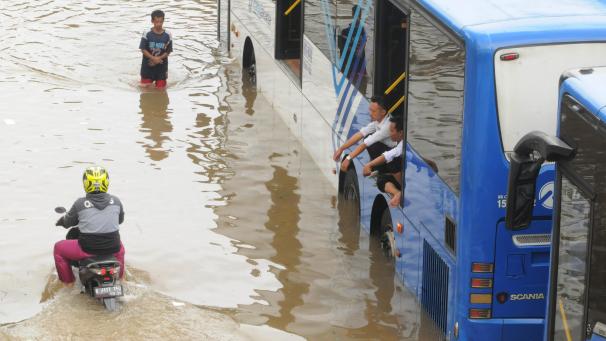 <p>Anhaltender Regen hat große Teile der indonesischen Hauptstadt Jakarta unter Wasser gesetzt.</p>