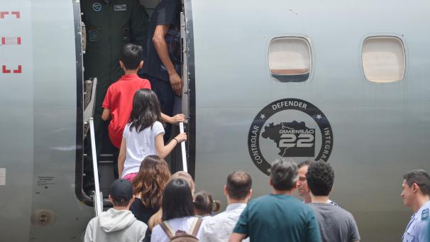 <p>Aus China repatriierte brasilianische Bürger verlassen den Luftwaffenstützpunkt Annapolis nach einer Quarantäne.</p>