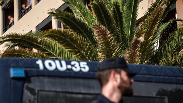 <p>Hotelgäste stehen auf den Balkonen des Hotels H10 Costa Adeje Palace auf Teneriffa. Das wegen Coronavirus-Fällen unter Quarantäne gestellte Hotel auf Teneriffa ist weiterhin durch die Polizei abgeriegelt.</p>