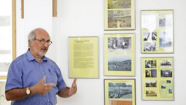 <p>Die vom Geschichtsverein „Zwischen Venn und Schneifel“ konzipierte Ausstellung „wechselweise“ (im Bild der ZVS-Ehrenvorsitzende Klaus-Dieter Klauser) ist ab kommenden Sonntag im Hof Bütgenbach zu sehen.</p>