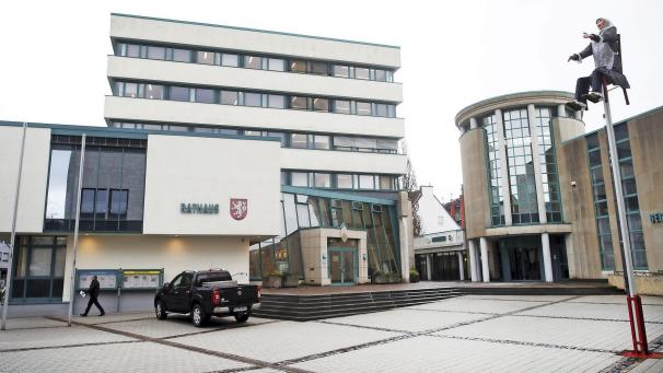 <p>Das Rathaus in Heinsberg war am Mittwoch geschlossen. Landrat Pusch hat die Bevölkerung zur Ruhe aufgerufen.</p>