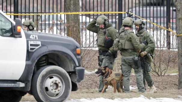 <p>Die Polizei ist mit mehreren Einsatzkräften an einem möglichen Tatort in Milwaukee. Nach Schüssen im Bereich einer Brauerei sind Berichten lokaler Medien zufolge mehrere Menschen getötet worden.</p>