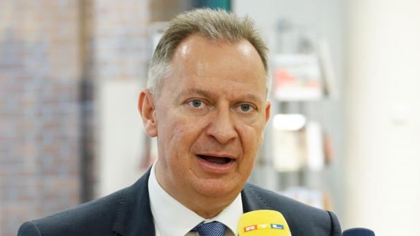 <p>Stephan Pusch (CDU), Landrat des Kreises Heinsberg, spricht bei einem Pressestatement zum aktuellen Stand nach den ersten Coronavirus-Fällen in Nordrhein-Westfalen.</p>