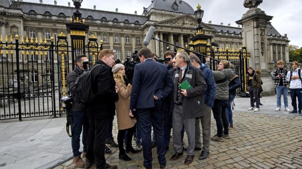 <p>Journalisten vor dem Palais. Der König ist um seine Aufgabe nicht zu beneiden.</p>
