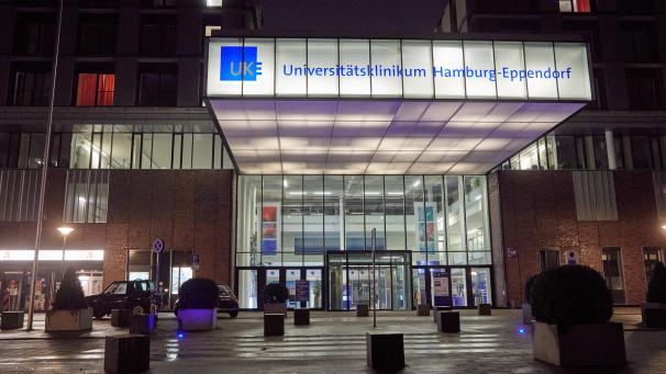 <p>Über dem Haupteingang des Uni-Klinikums Hamburg-Eppendorf steht in einem Leuchtkasten die Aufschrift: UKE Universitätsklinikum Hamburg-Eppendorf. Erstmals ist in Hamburg eine Infektion mit dem neuartigen Coronavirus nachgewiesen worden.</p>